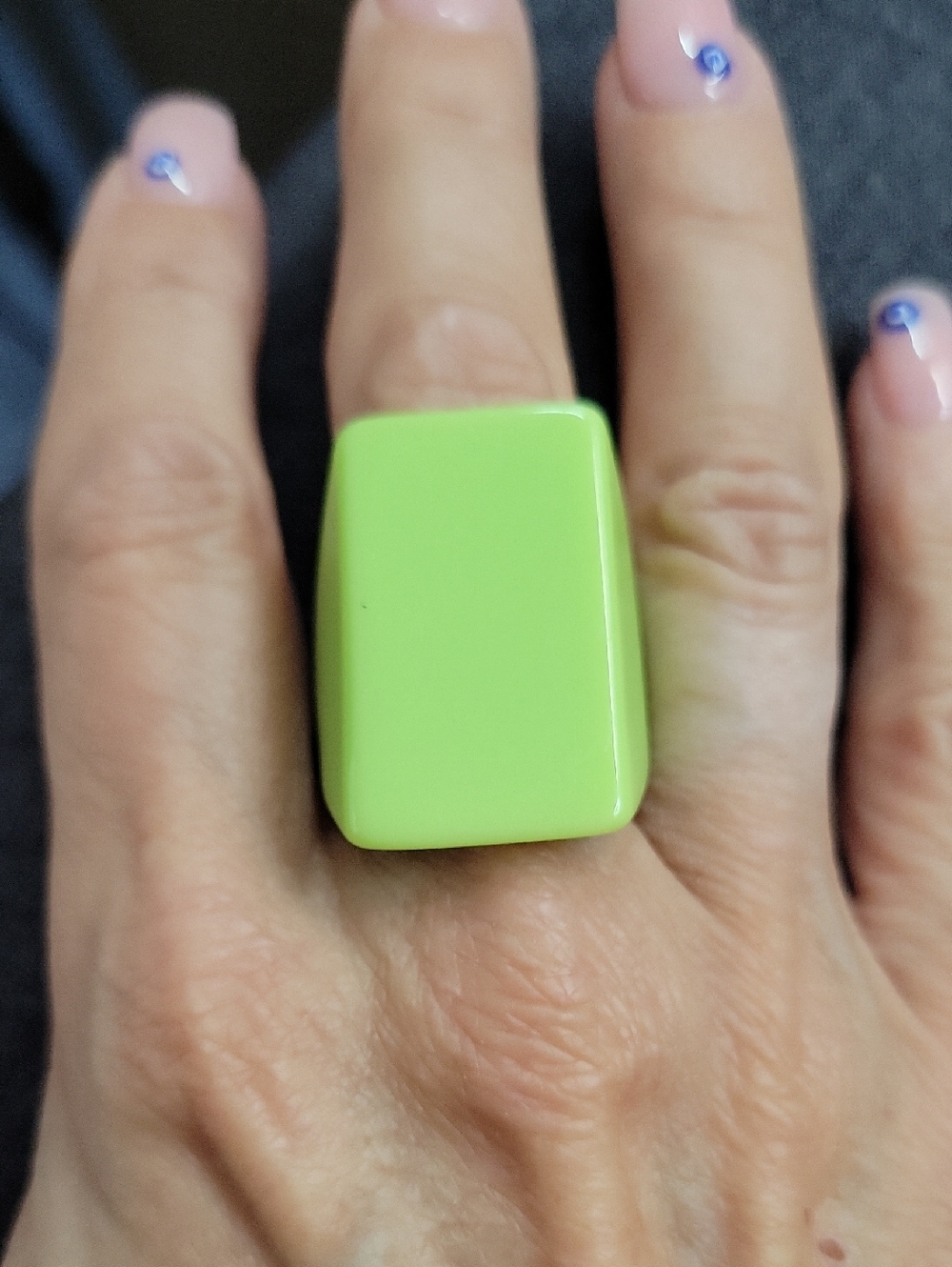 LIME GREEN BOLD STATEMENT RING - Picture 2 of 7